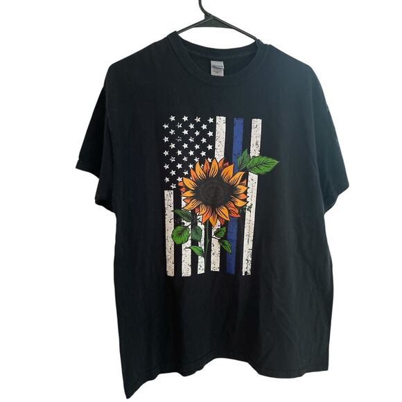 GILDAN SIZE LARGE BLACK TEE WITH SUNFLOWER ON FLAG - Picture 1 of 2